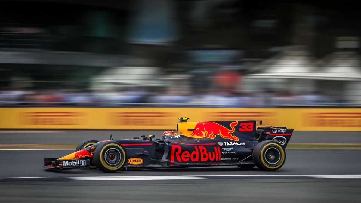 Max Verstappen in actie in zijn RedBull auto.